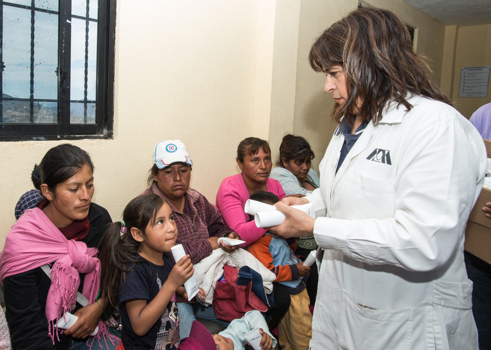 Entrega de gel antibacterial en la comunidad La Nopalera, Estado de México (abril 2016)